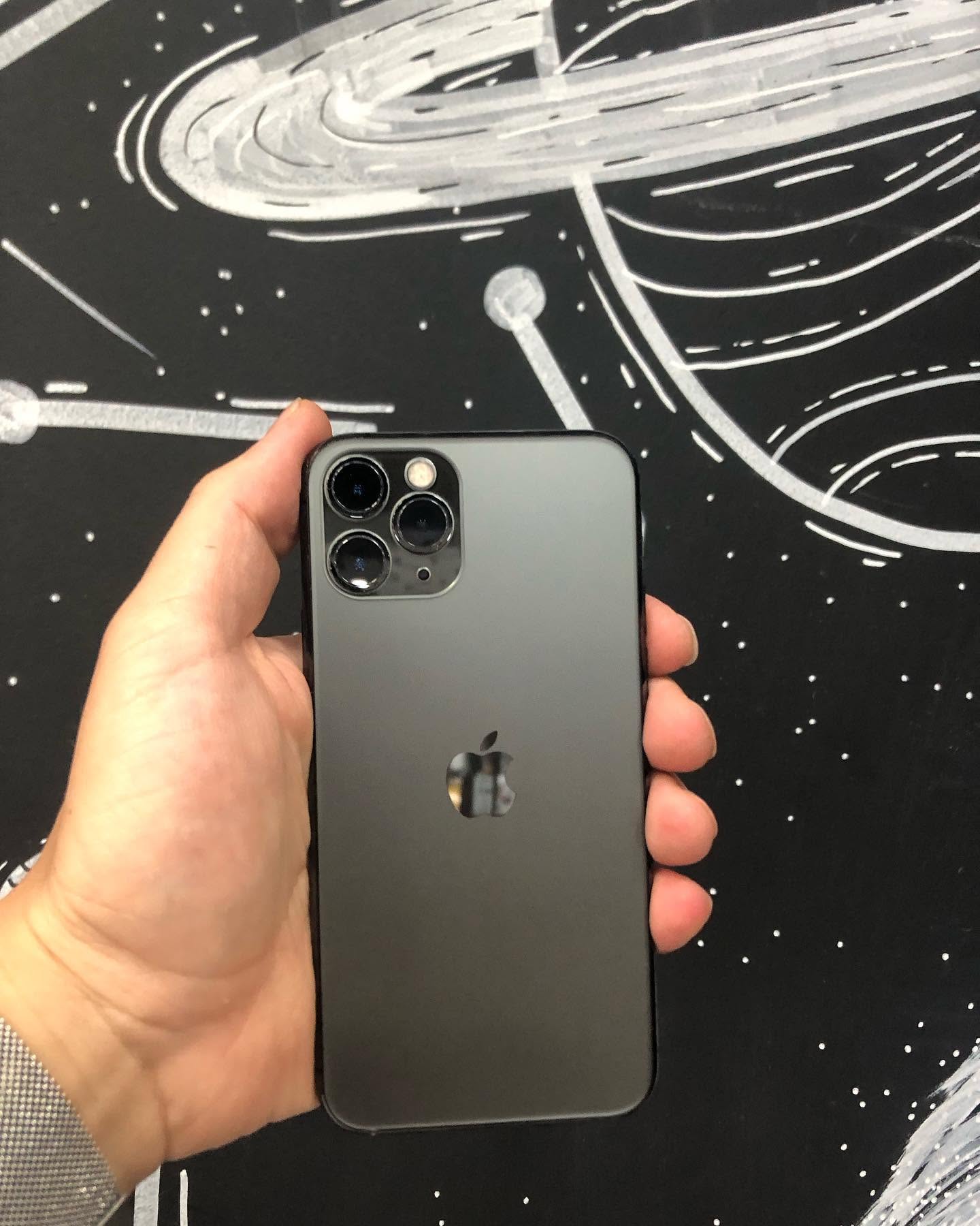 iPhone 11 Pro cinza espacial restaurado após a troca do vidro traseiro