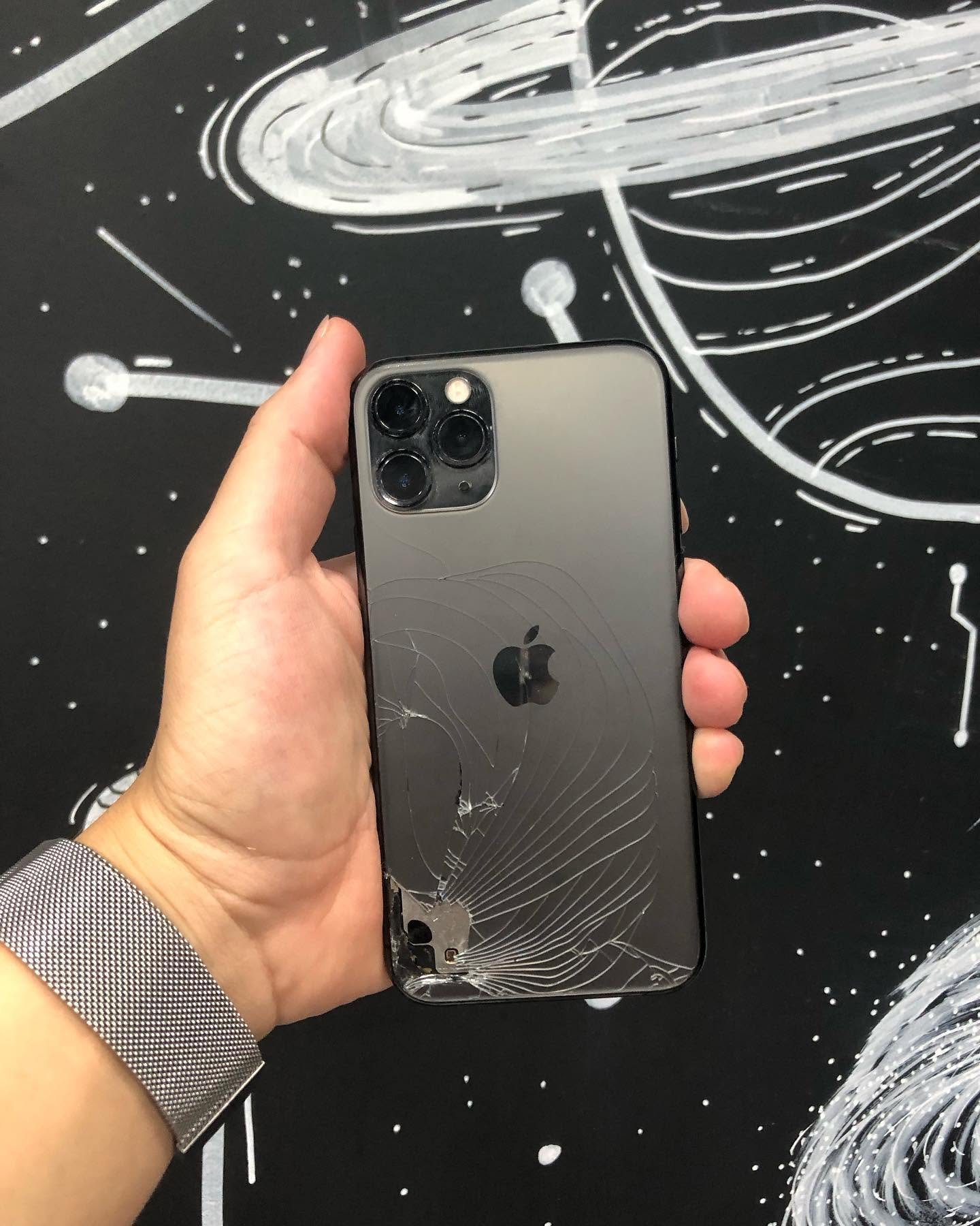 iPhone 11 Pro cinza espacial com vidro traseiro trincado antes do reparo