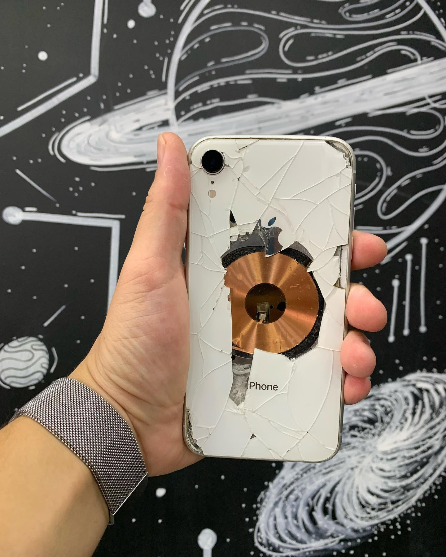 iPhone XR branco com a tampa traseira estilhaçada antes do reparo
