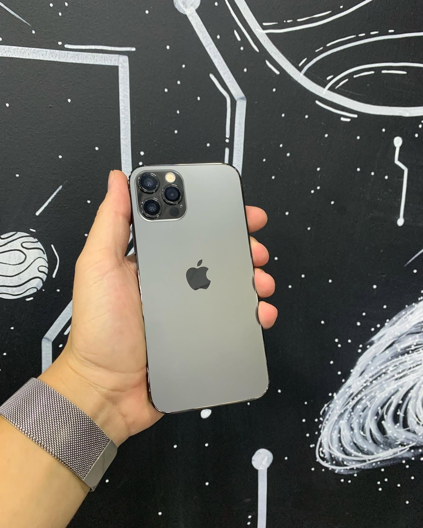 iPhone 13 Pro com traseira e vidros das câmeras restaurados