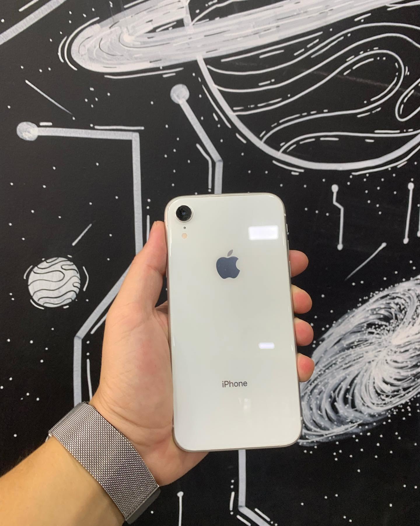 iPhone XR branco com a tampa traseira nova após o reparo